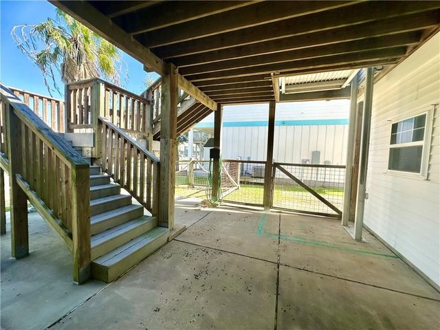 39 Front St, Rockport, TX 78382