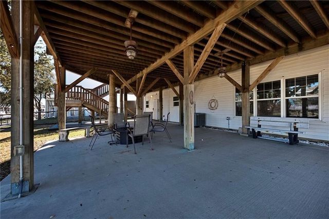 39 Front St, Rockport, TX 78382