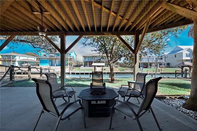 39 Front St, Rockport, TX 78382