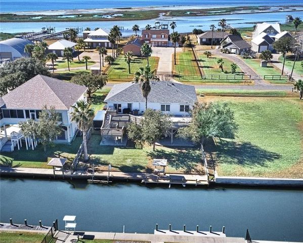 39 Front St, Rockport, TX 78382