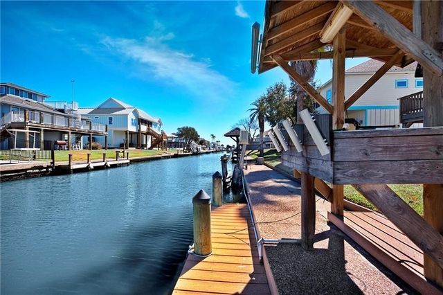 39 Front St, Rockport, TX 78382