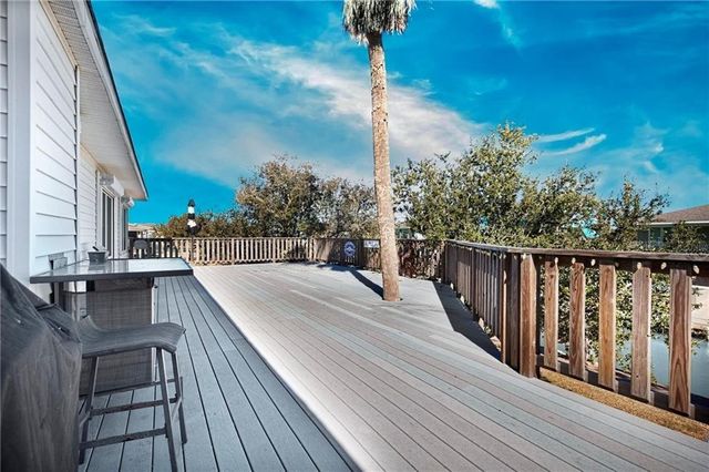 39 Front St, Rockport, TX 78382