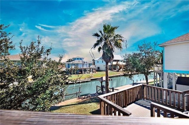 39 Front St, Rockport, TX 78382