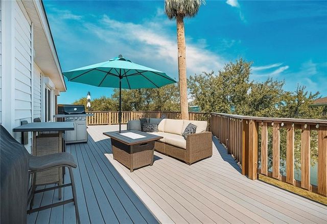39 Front St, Rockport, TX 78382