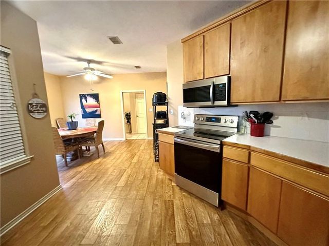 39 Front St, Rockport, TX 78382
