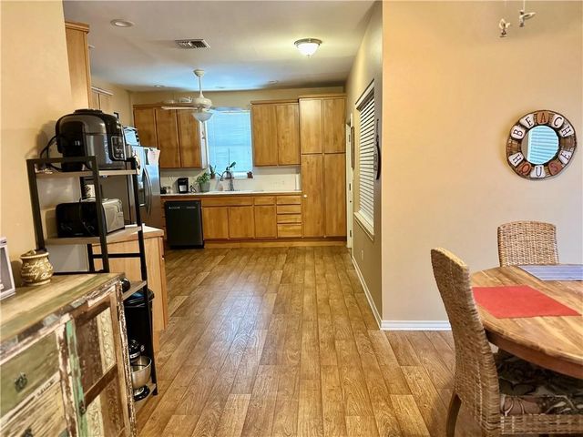 39 Front St, Rockport, TX 78382