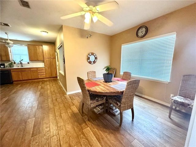 39 Front St, Rockport, TX 78382