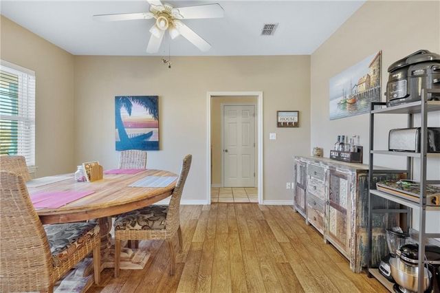 39 Front St, Rockport, TX 78382
