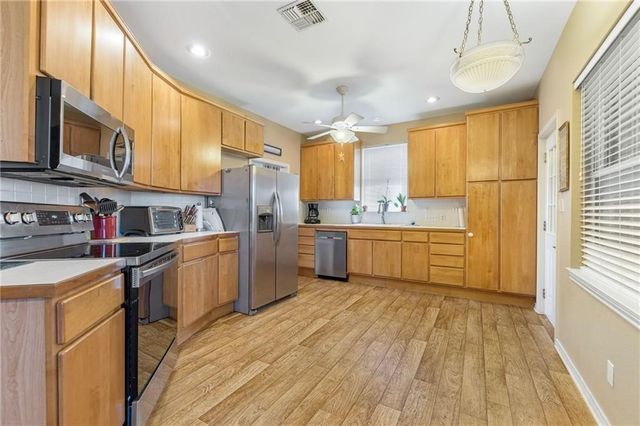 39 Front St, Rockport, TX 78382
