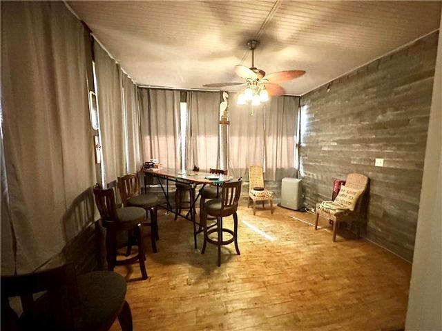 39 Front St, Rockport, TX 78382