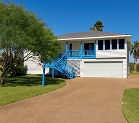 39 Front St, Rockport, TX 78382