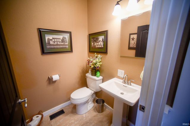 5753 N Golf Course Road, Bicknell, IN 47512