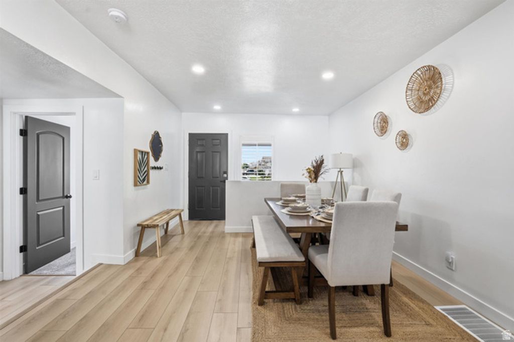Image 4 of property listing at 526 W WINCHESTER ST, Murray, UT 84123