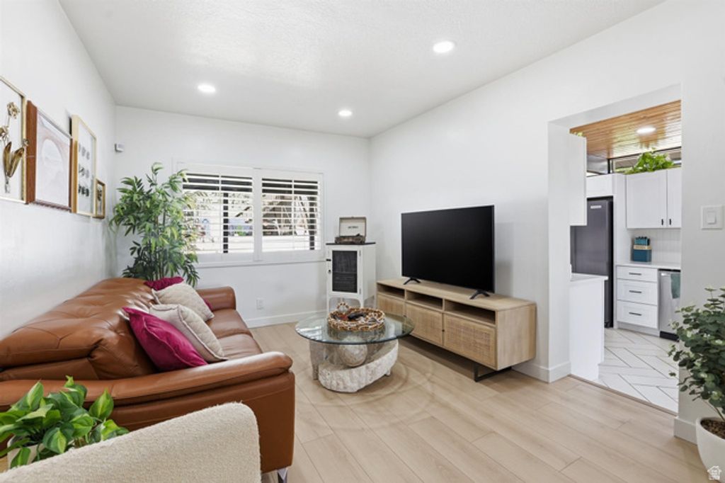 Image 7 of property listing at 526 W WINCHESTER ST, Murray, UT 84123
