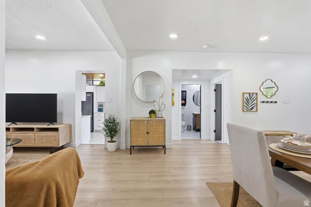 Image 8 of property listing at 526 W WINCHESTER ST, Murray, UT 84123