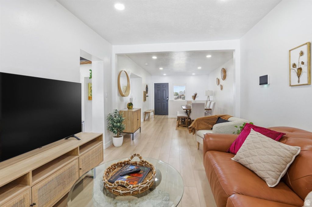 Image 9 of property listing at 526 W WINCHESTER ST, Murray, UT 84123