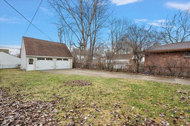 1218 Roslyn Road, Grosse Pointe Woods City, MI 48236