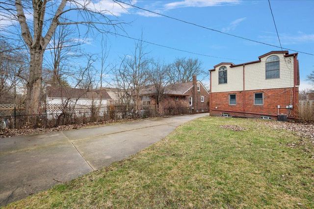 1218 Roslyn Road, Grosse Pointe Woods City, MI 48236