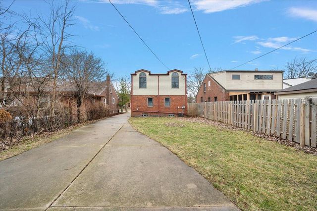1218 Roslyn Road, Grosse Pointe Woods City, MI 48236