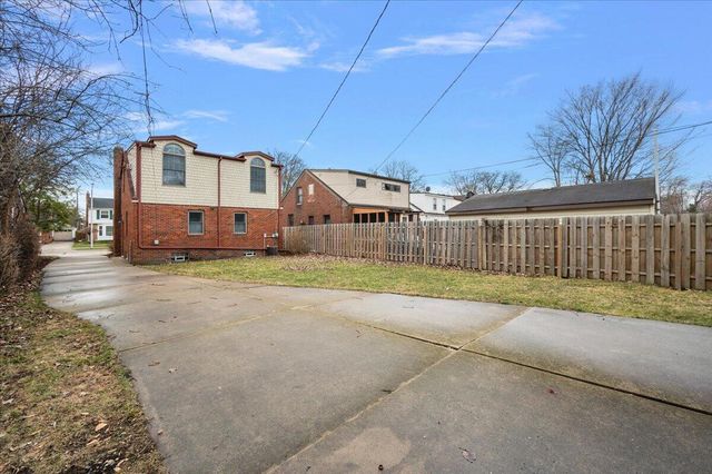 1218 Roslyn Road, Grosse Pointe Woods City, MI 48236