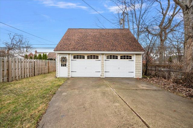 1218 Roslyn Road, Grosse Pointe Woods City, MI 48236