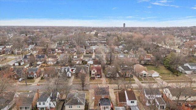 1218 Roslyn Road, Grosse Pointe Woods City, MI 48236
