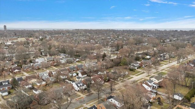1218 Roslyn Road, Grosse Pointe Woods City, MI 48236