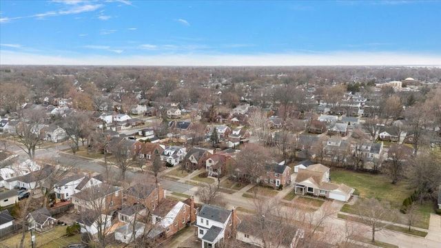 1218 Roslyn Road, Grosse Pointe Woods City, MI 48236
