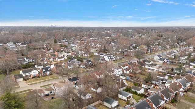 1218 Roslyn Road, Grosse Pointe Woods City, MI 48236
