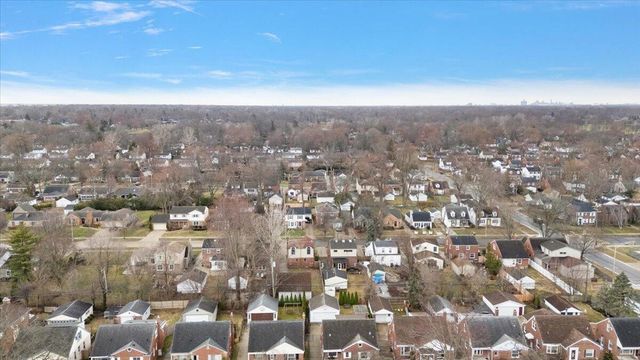 1218 Roslyn Road, Grosse Pointe Woods City, MI 48236