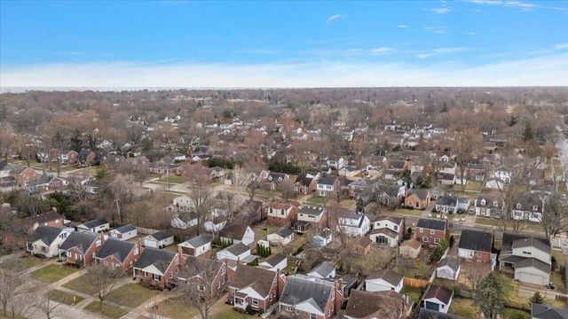 1218 Roslyn Road, Grosse Pointe Woods City, MI 48236