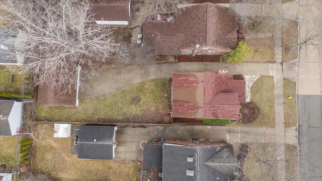 1218 Roslyn Road, Grosse Pointe Woods City, MI 48236