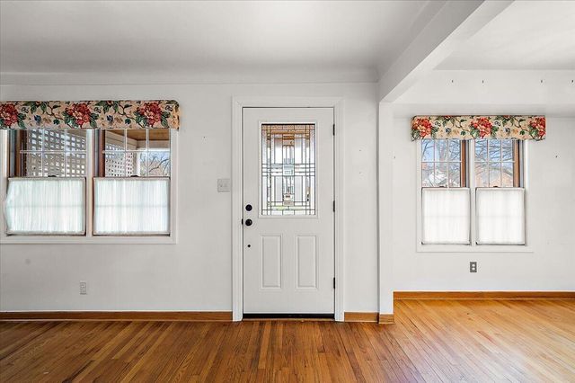 1218 Roslyn Road, Grosse Pointe Woods City, MI 48236