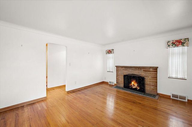 1218 Roslyn Road, Grosse Pointe Woods City, MI 48236