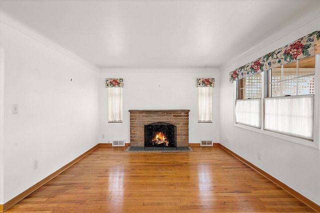1218 Roslyn Road, Grosse Pointe Woods City, MI 48236