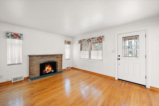 1218 Roslyn Road, Grosse Pointe Woods City, MI 48236