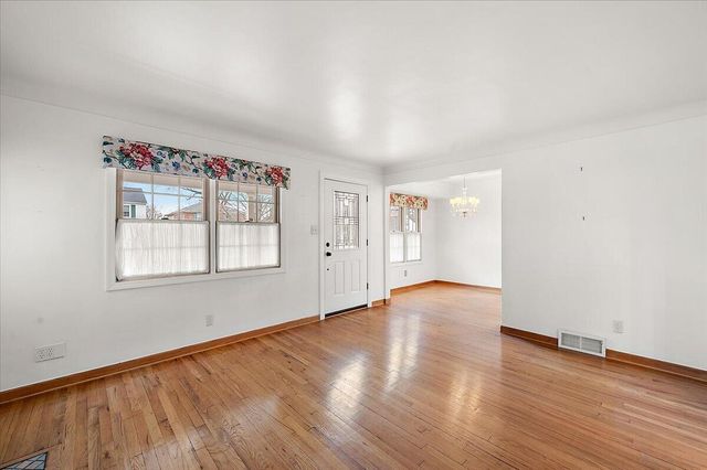 1218 Roslyn Road, Grosse Pointe Woods City, MI 48236