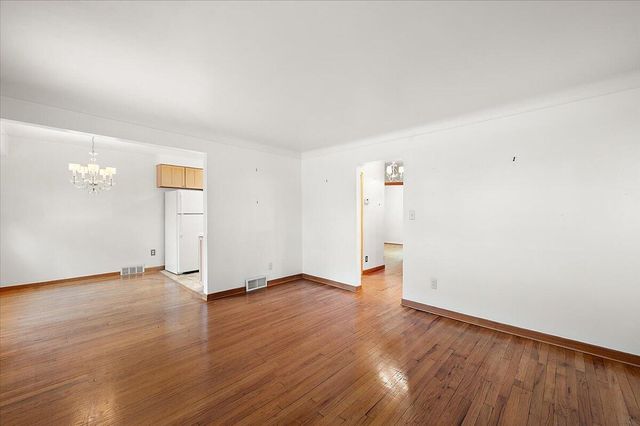 1218 Roslyn Road, Grosse Pointe Woods City, MI 48236