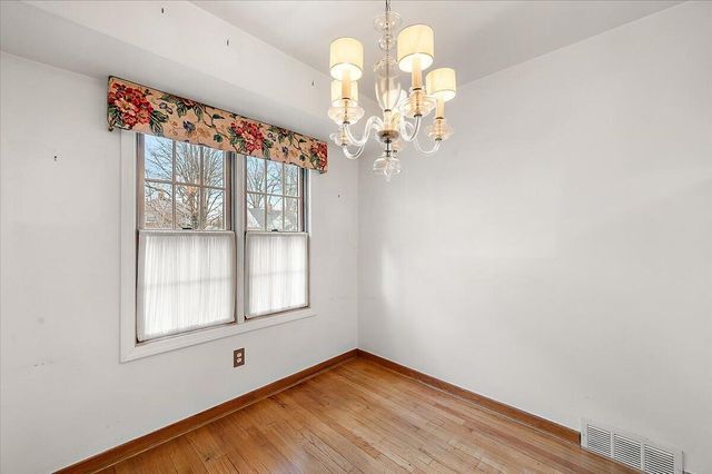 1218 Roslyn Road, Grosse Pointe Woods City, MI 48236