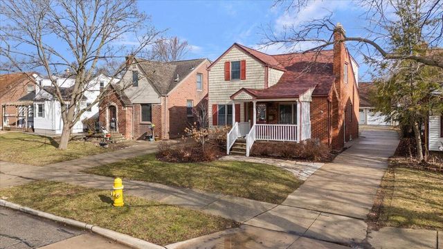 1218 Roslyn Road, Grosse Pointe Woods City, MI 48236