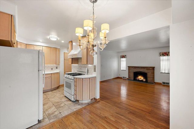 1218 Roslyn Road, Grosse Pointe Woods City, MI 48236
