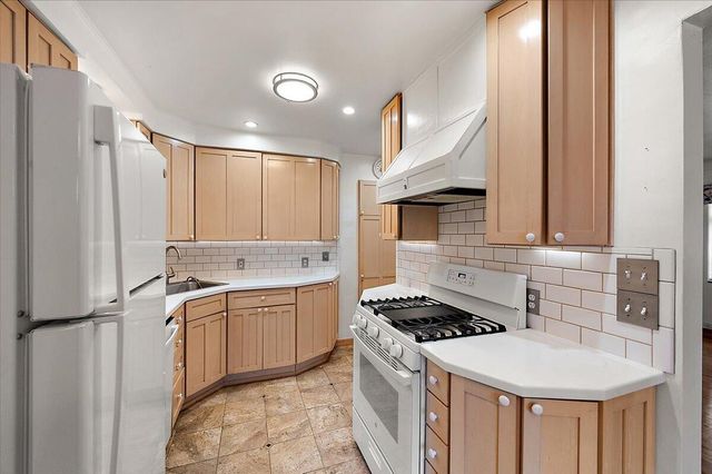 1218 Roslyn Road, Grosse Pointe Woods City, MI 48236