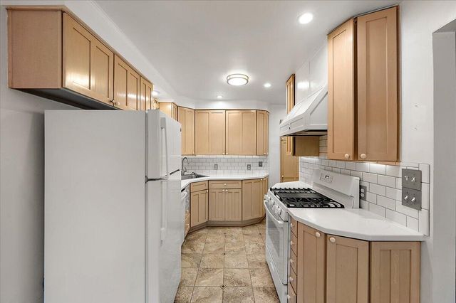 1218 Roslyn Road, Grosse Pointe Woods City, MI 48236
