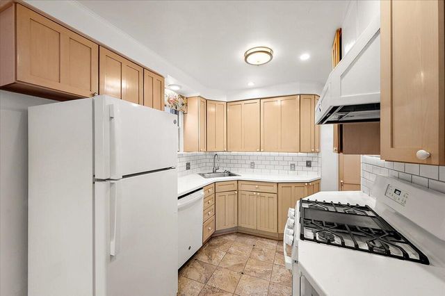 1218 Roslyn Road, Grosse Pointe Woods City, MI 48236