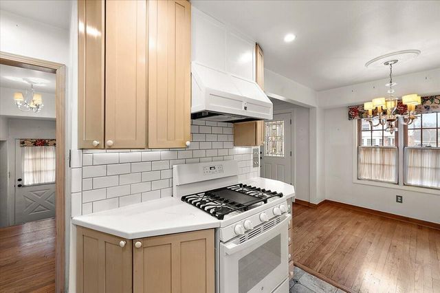 1218 Roslyn Road, Grosse Pointe Woods City, MI 48236