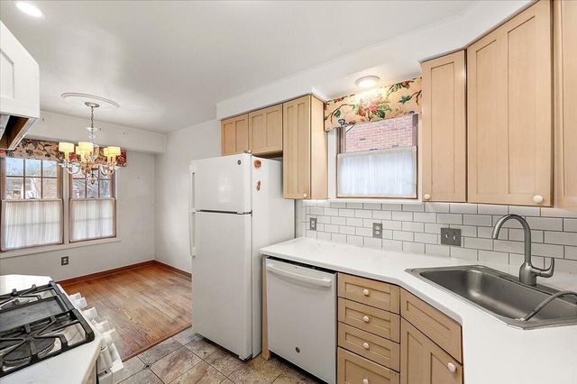 1218 Roslyn Road, Grosse Pointe Woods City, MI 48236