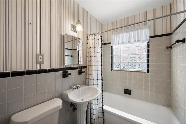 1218 Roslyn Road, Grosse Pointe Woods City, MI 48236