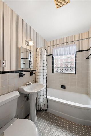 1218 Roslyn Road, Grosse Pointe Woods City, MI 48236