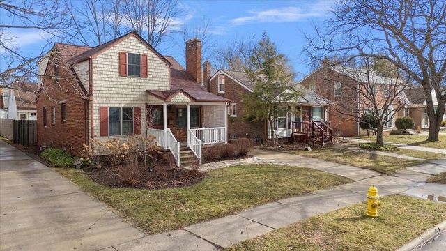 1218 Roslyn Road, Grosse Pointe Woods City, MI 48236