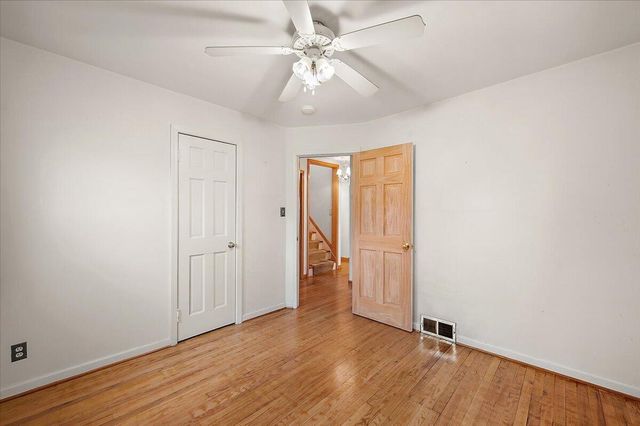 1218 Roslyn Road, Grosse Pointe Woods City, MI 48236